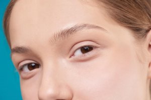 エアライン証明写真の眉毛の形や正しいメイク手順を紹介！1