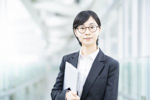 エアラインの証明写真でのショートヘアについて、おすすめ髪型やまとめ髪希望の人向けに対処法を紹介！2