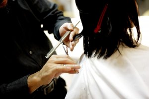 エアラインの証明写真でのショートヘアについて、おすすめ髪型やまとめ髪希望の人向けに対処法を紹介！3