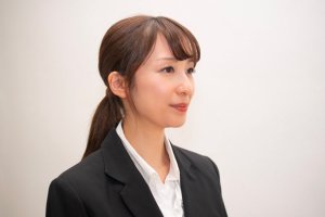 エアラインの証明写真でのショートヘアについて、おすすめ髪型やまとめ髪希望の人向けに対処法を紹介！6