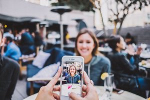 エアライン写真でオン眉・ぱっつんについて、前髪短め女子におすすめのスタイルを紹介！3