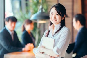 エアラインの証明写真でのショートヘアについて、おすすめ髪型やまとめ髪希望の人向けに対処法を紹介！1