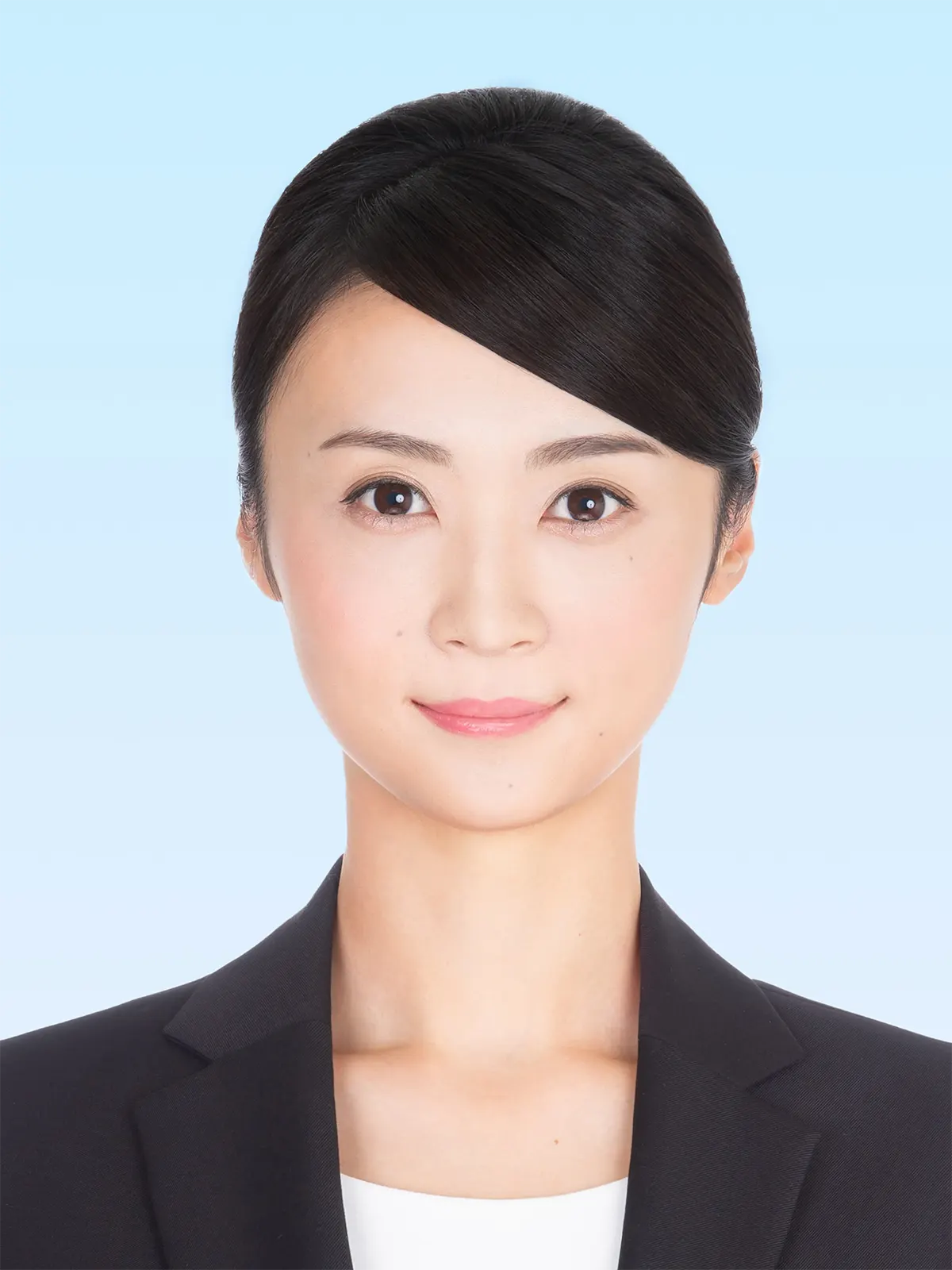 プロがヘアメイクして、撮影指導をした証明写真のアフター