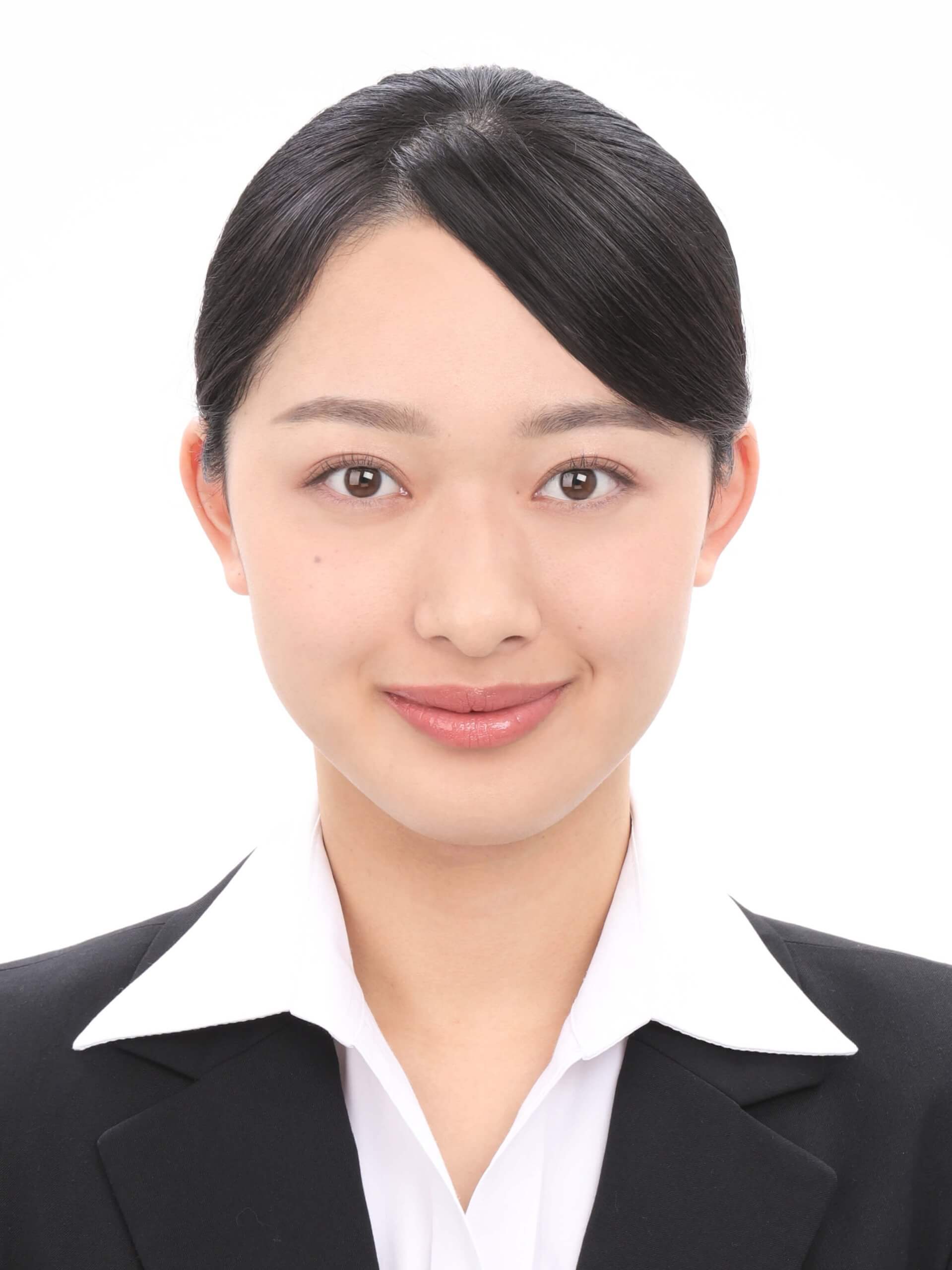 女子就活生のプロがヘアメイクして、撮影指導をした証明写真のアフター