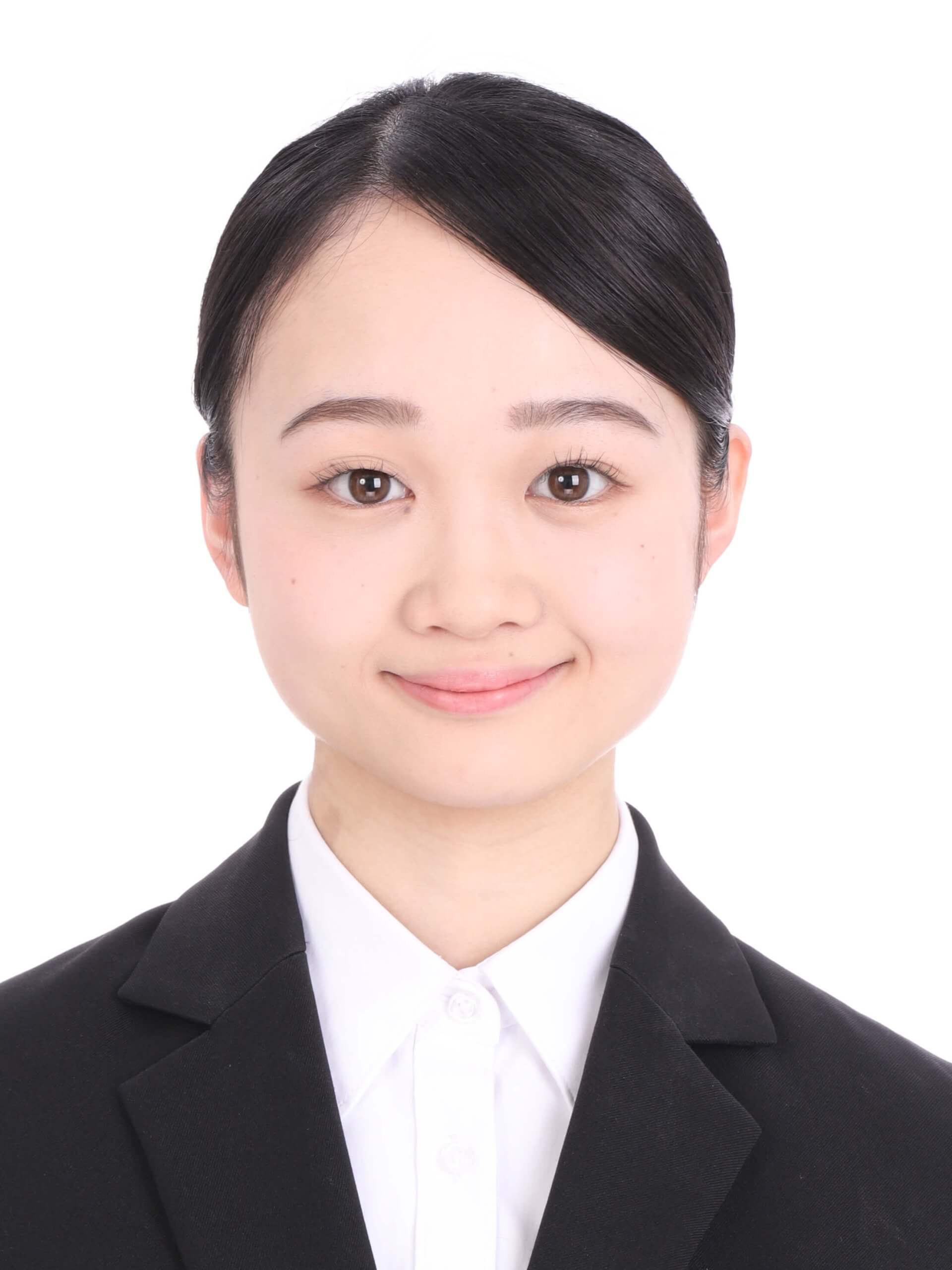 女子就活生の証明写真のビフォー