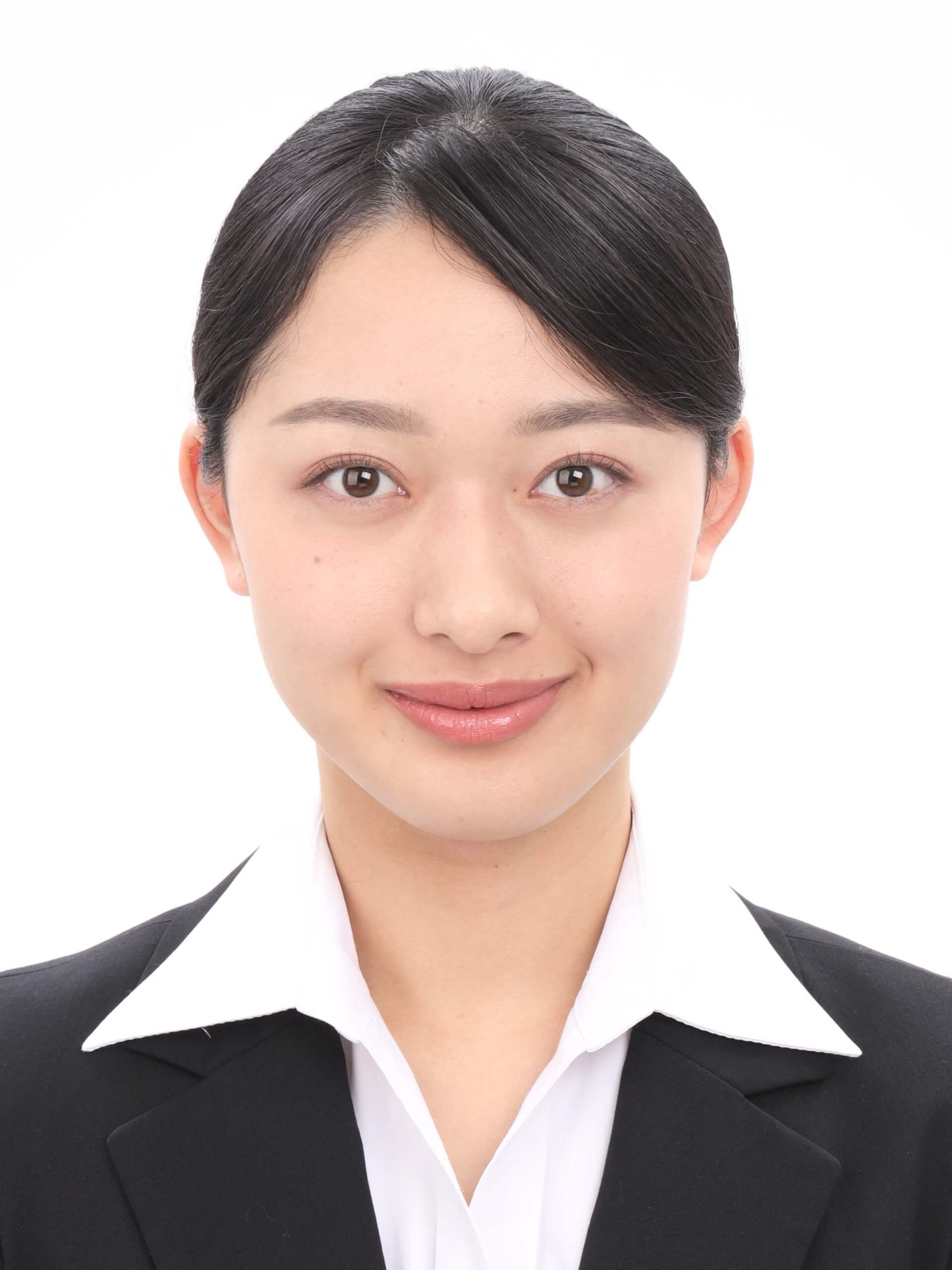 女子就活生の証明写真のビフォー