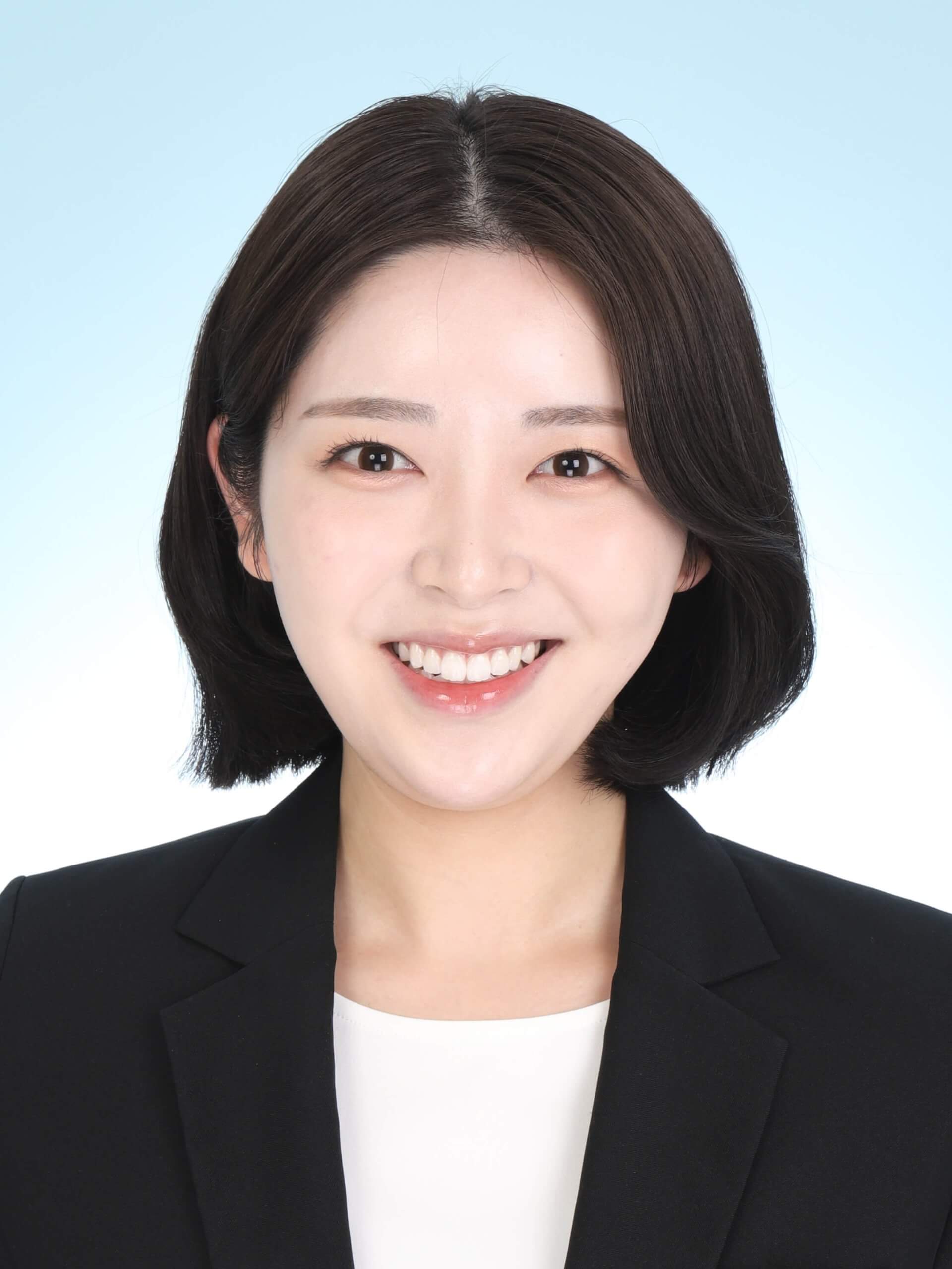 女子就活生の証明写真のビフォー