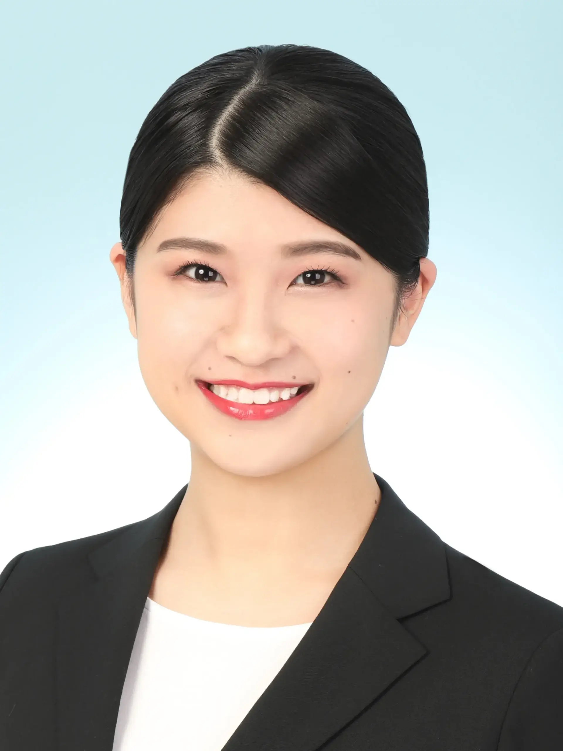 女子就活生のプロがヘアメイクして、撮影指導をした証明写真のアフター