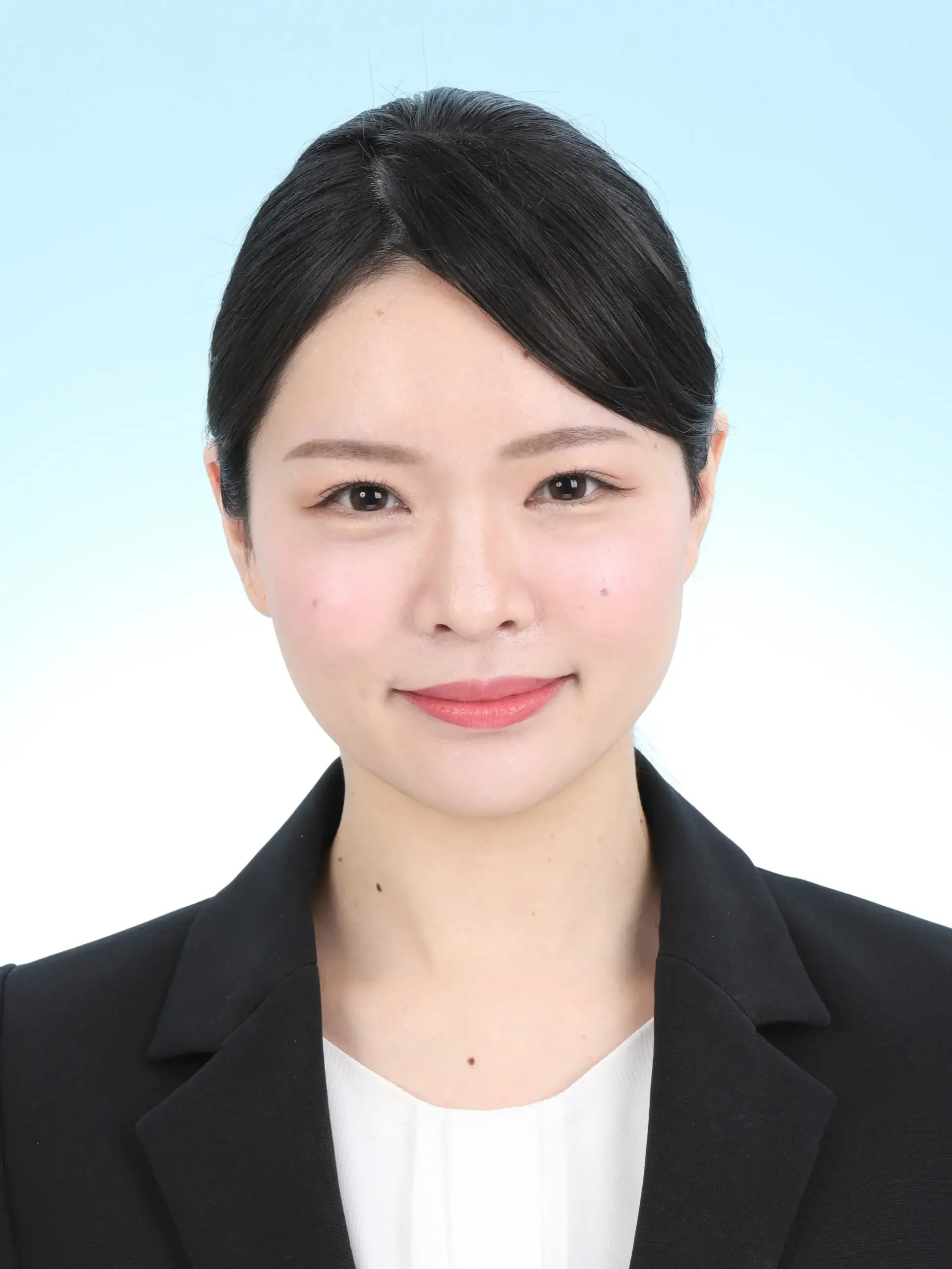 女子就活生の証明写真のビフォー