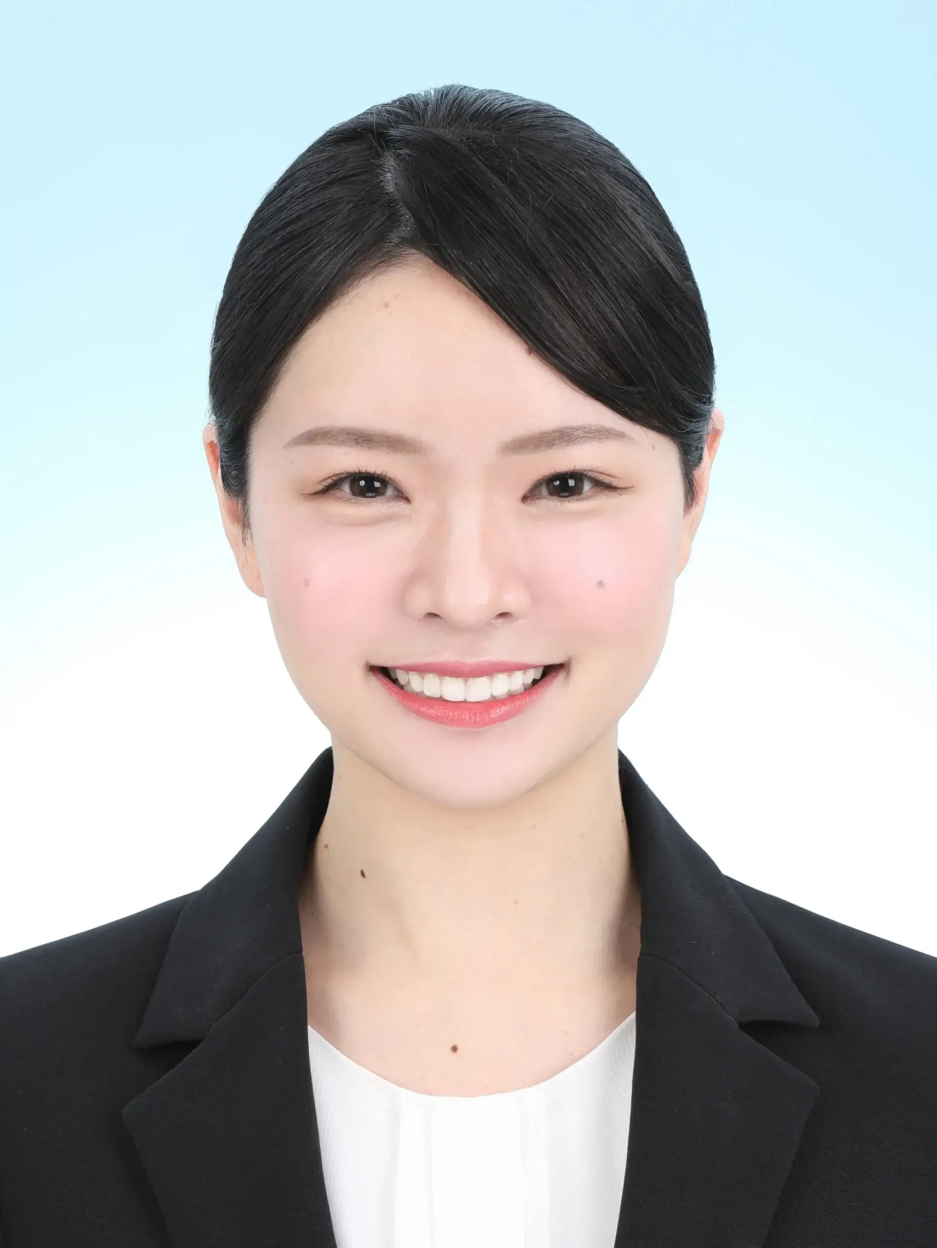女子就活生のプロがヘアメイクして、撮影指導をした証明写真のアフター