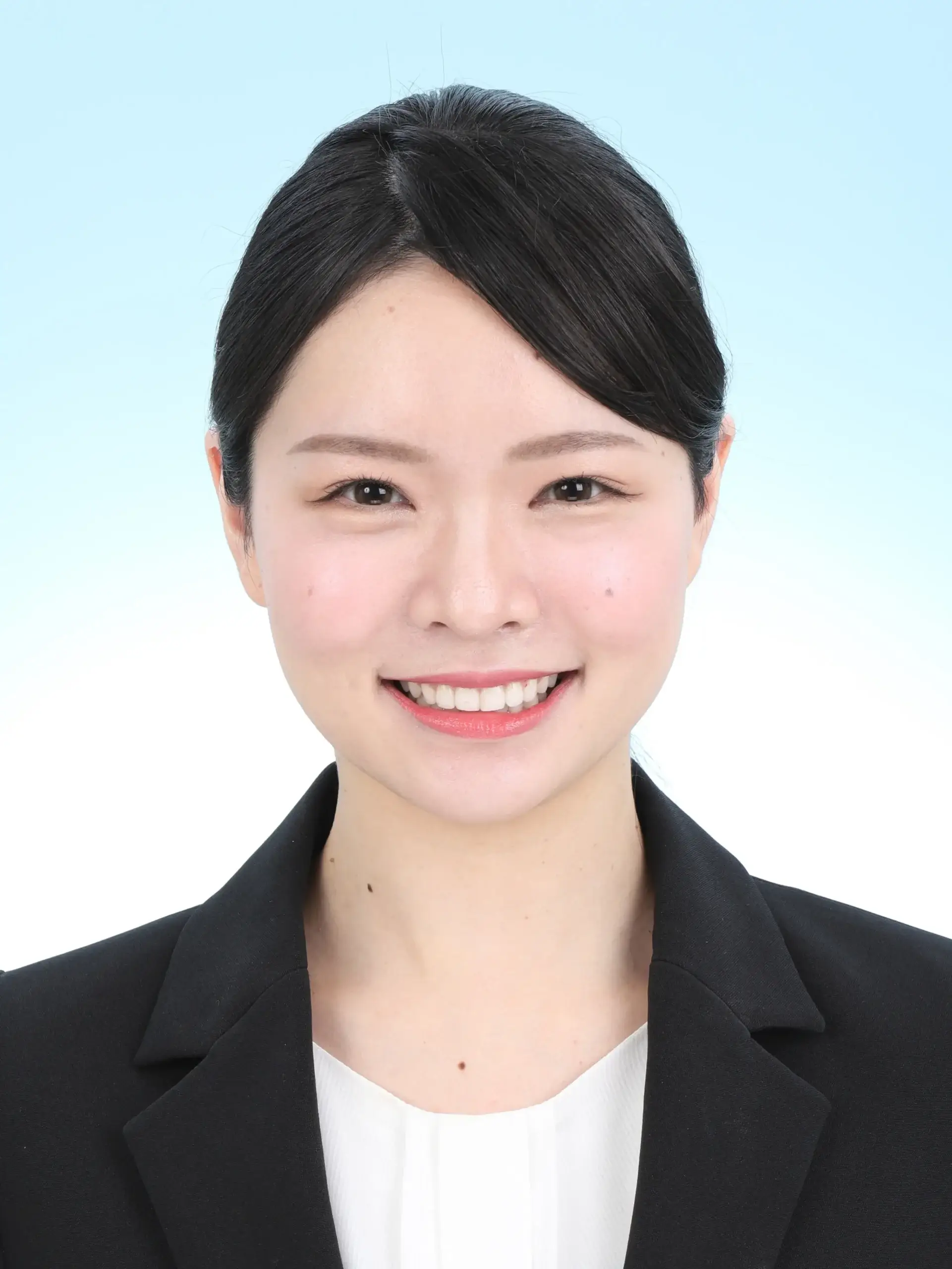 女子就活生の証明写真のビフォー