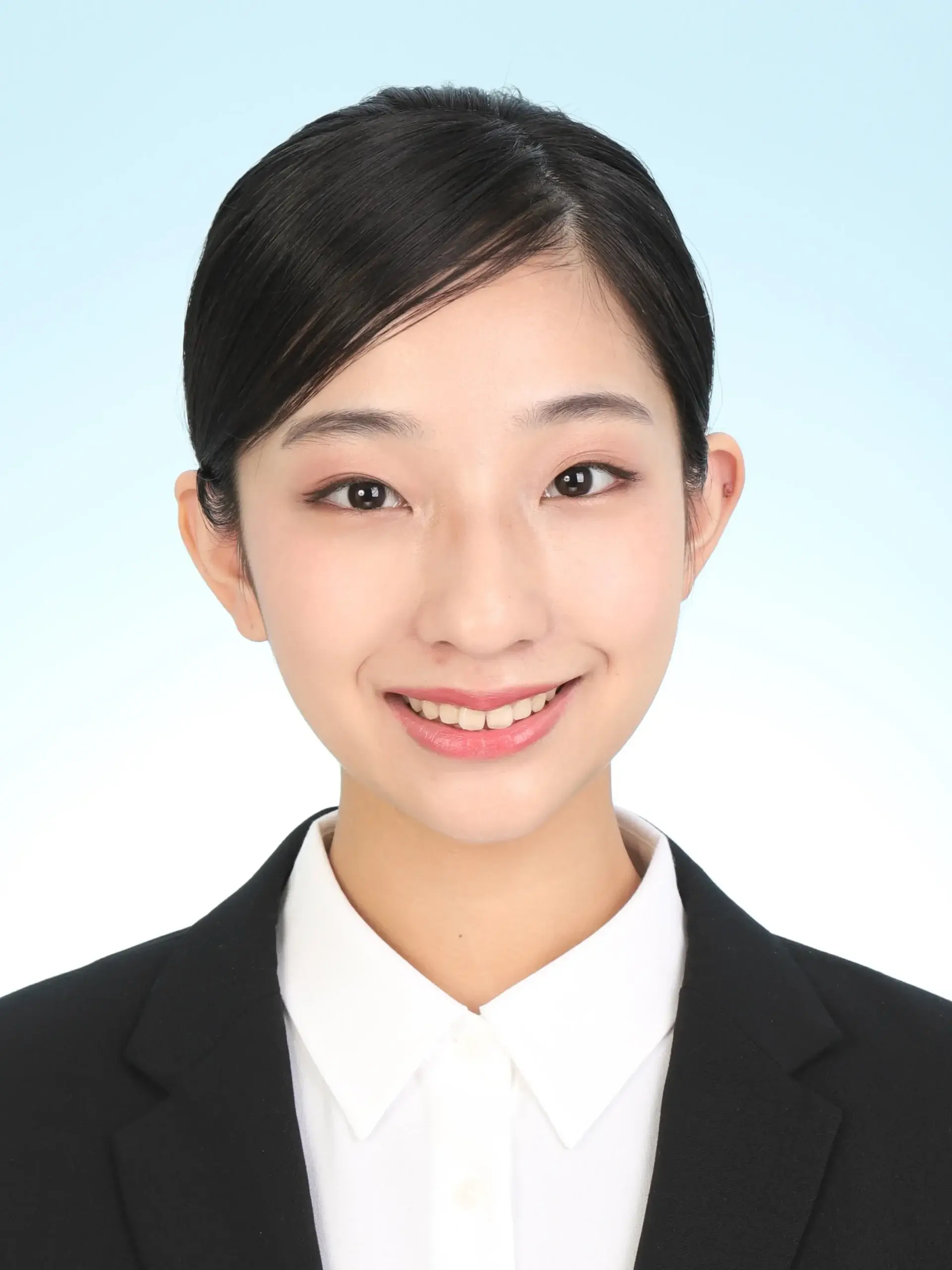 女子就活生の証明写真のビフォー