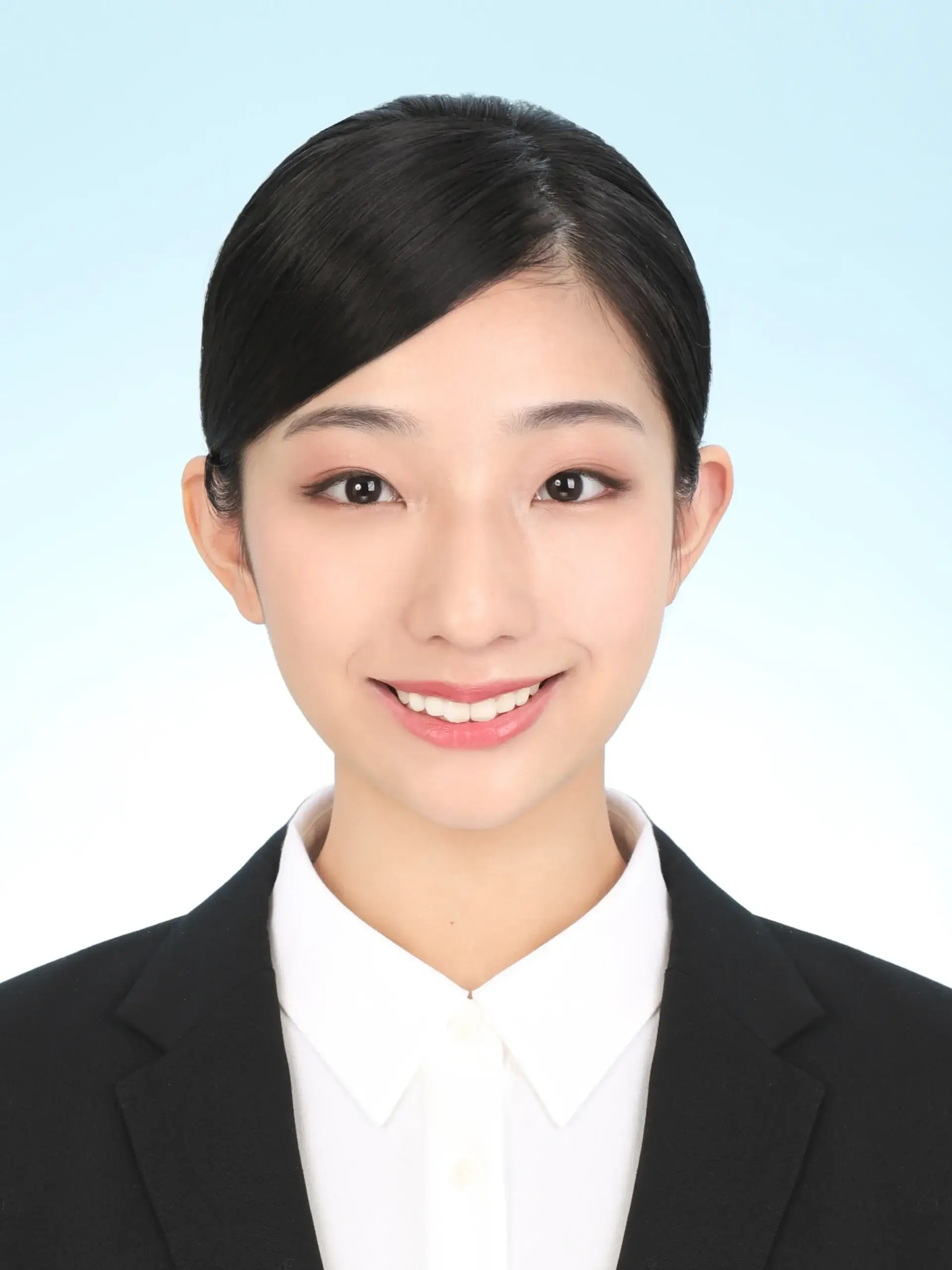 女子就活生のプロがヘアメイクして、撮影指導をした証明写真のアフター